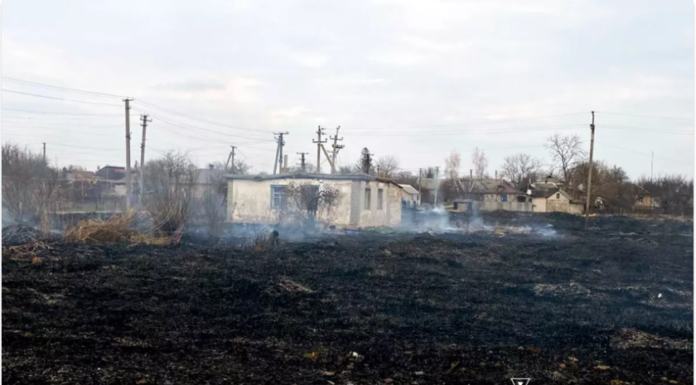 Кам’янський район: із сухої рослинності вогонь розповсюдився на господарську споруду