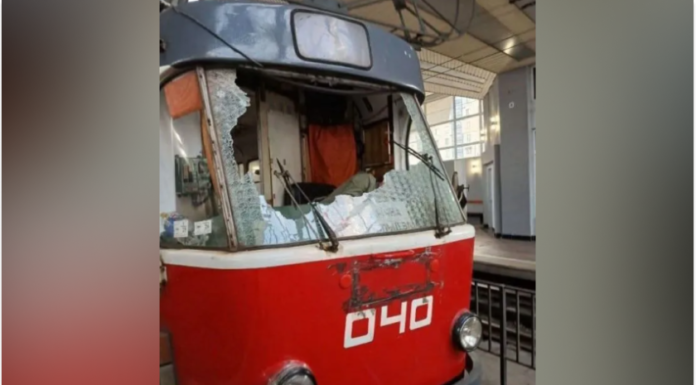 У Кривому Розі вандал пошкодив трамвай: травмовано водійку