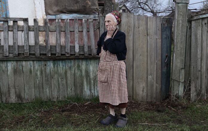 _babusya_stoyit_u_dvori_vesna_osin_fartuk_galoshi_selo_gettyimages_1481618426_250f908e710a4a35aeaef7df329636c6_1300x820