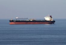 CША тимчасово скасували санкції щодо російської нафти, що застрягла в морі