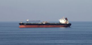 CША тимчасово скасували санкції щодо російської нафти, що застрягла в морі