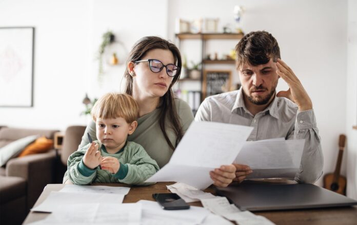 _byudzhet_mama_tato_ditina_za_stolom_z_paperami_rodina_ditina_byudzhet_rahunki_podatki_vitrati__gettyimages_2182944423_74ede9e6fd8813c16cb9d9b36ba59c96_1300x820