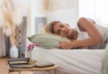 Чому жінки після 40 років гірше сплять: дієтолог назвала головну причину