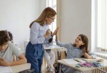 Без “традиційних” букетів: школам пропонують новий формат святкування 8 березня