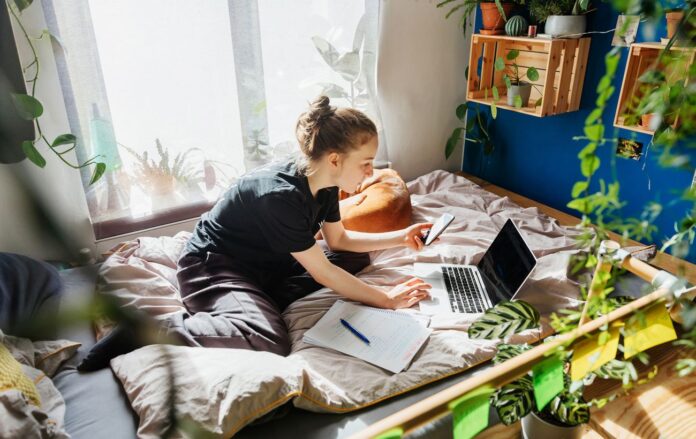 _divchina_na_lizhku_pidlitok_urok_domashka_telefon_zoshiti_gettyimages_1328699234_d7c35a1b8c56e21e1dc1454f744ad378_1300x820