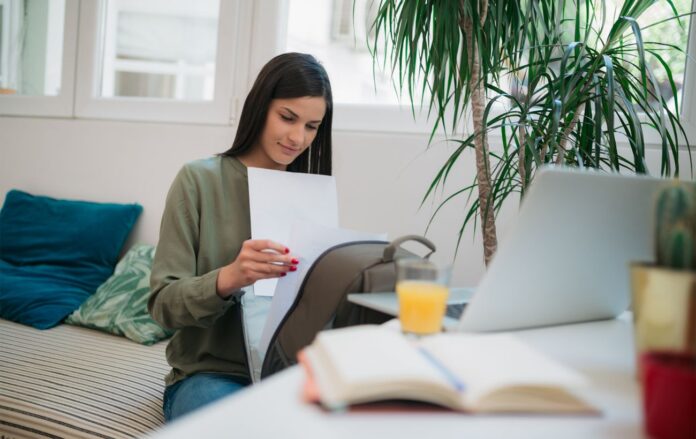 _divchina_ryukzak_dokumenti_sik_bloknot_zhinka_rahunki_noutbuk_dokumenti_ryukzak_gettyimages_1321211494_437f77501fca2a796cf6dcdff6815f1e_1300x820