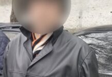 У Дніпрі патрульні допомогли чоловікові, який загубився, повернутися додому