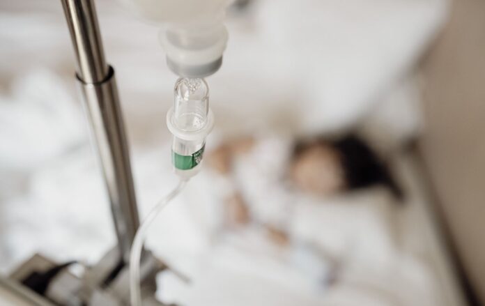 _dopomoga_krapelnitsya_rozmitiy_patsient_gettyimages_2202986466_88aac389ab38c81d9630b1655f01ea9a_1300x820