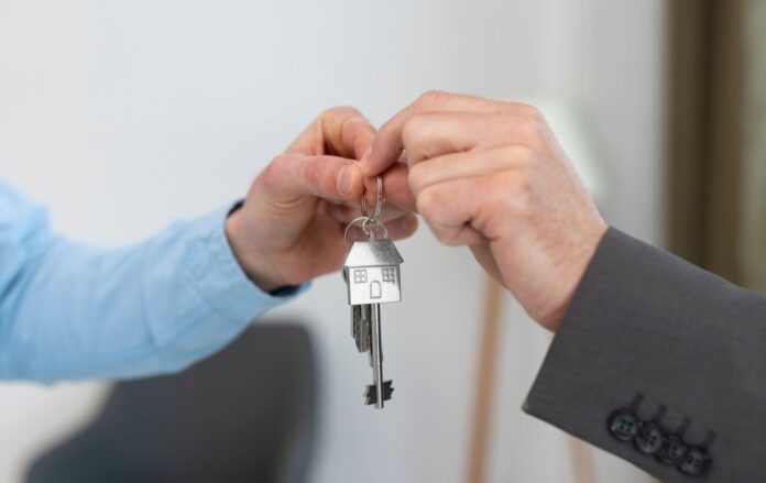 _dvi_cholovichi_ruki_peredayut_klyuchi_u_povitri_sorochka_pidzhak_budinok_arenda_kupivlya_freepik_com_b4053913777f503ea5e649ee3c987f51_1300x820