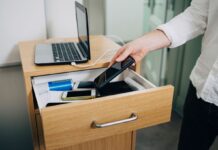 Рада заборонить смартфони на уроках? Нардеп дав чітку відповідь