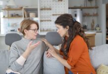 7 фраз невістки, яка таємно ненавидить свекруху, але посміхається в очі