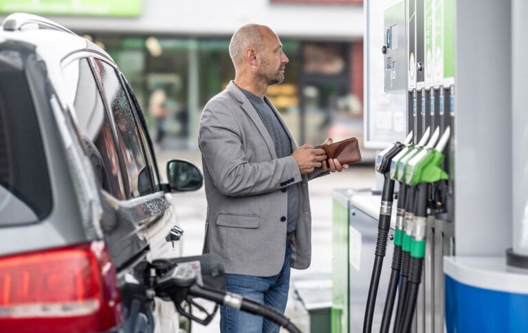 Мінус літр на 100 км: дієві поради водіям, як реально зекономити пальне