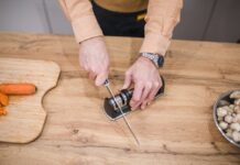 Кому і коли заборонено точити ножі: правила, які не варто порушувати