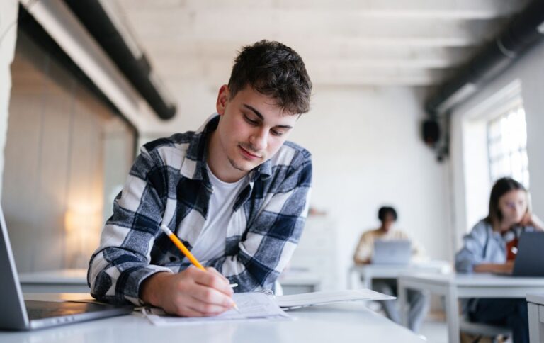 Нові стипендії для обдарованої молоді – вже цього року: хто саме та скільки отримає