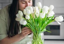 Тюльпани у вазі перестануть в’янути за секунди: садівниця назвала простий трюк