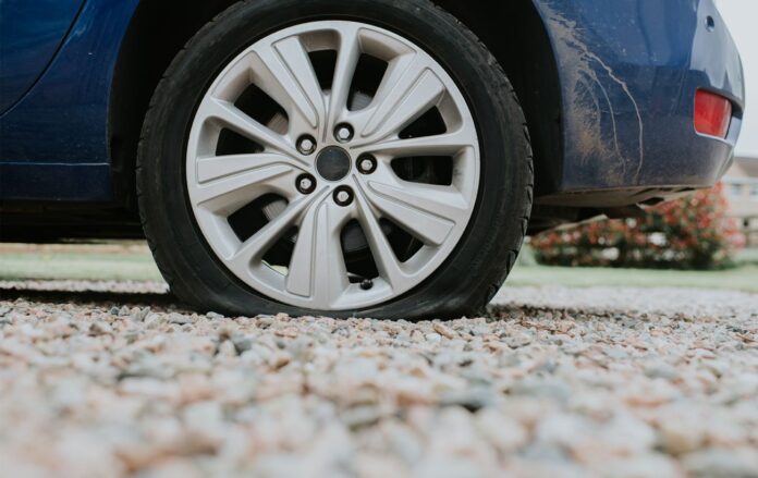 _koleso_probito_shina_avto_gettyimages_2148638390_538e2b1fe2cf25fcca1590a96bf38f30_1300x820