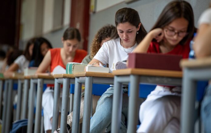 _lektsiya_urok_ispit_gettyimages_1404375751__1__ee7df2a76dbf9ed0d0b9cb6d81b2e94d_1300x820