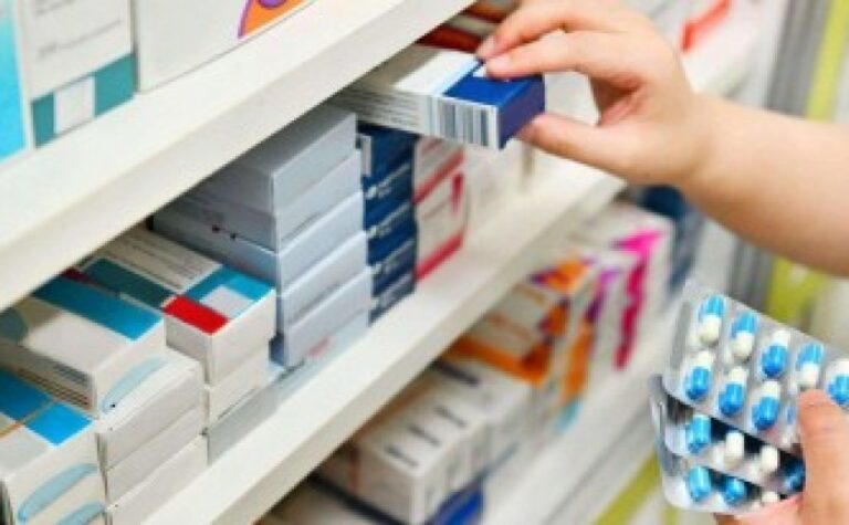 Відсьогодні в Україні офіційно дозволили продавати ліки на АЗС, але є умова