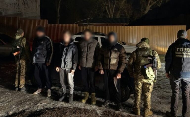 За майже півмільйона гривень переправляв мешканців Дніпропетровщини за кордон: чоловіку повідомлено про підозру