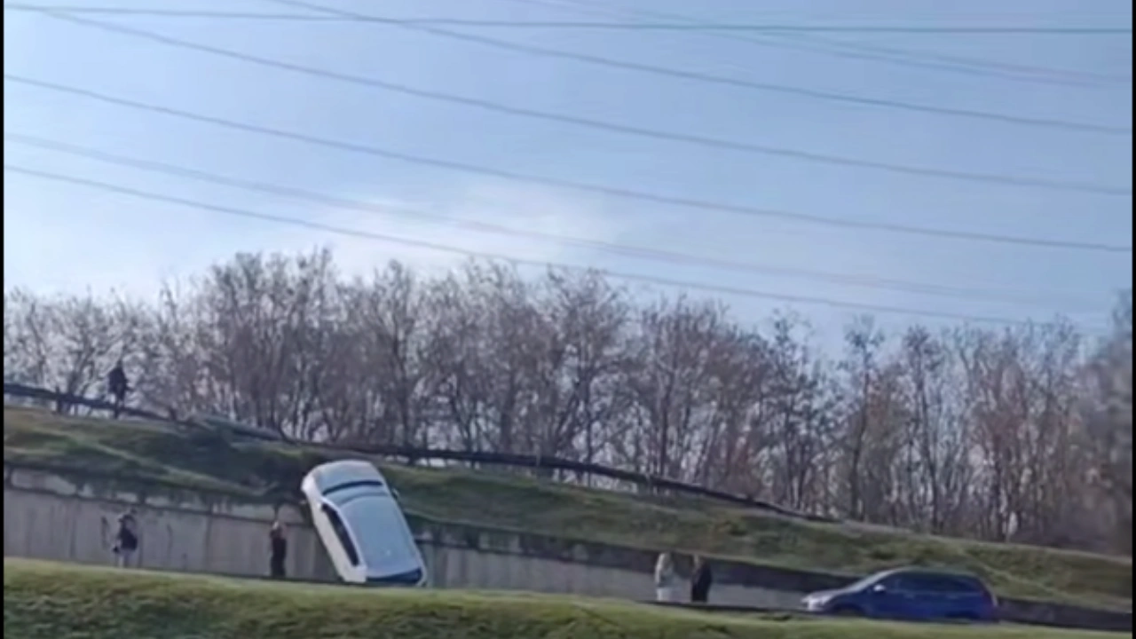 Дивне ДТП на підйомі на міст в Кам’янському: в соцмережах висувають версії події