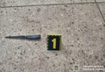 Погрожував продавчині ножем: поліція Дніпра затримала підозрюваного у розбійному нападі