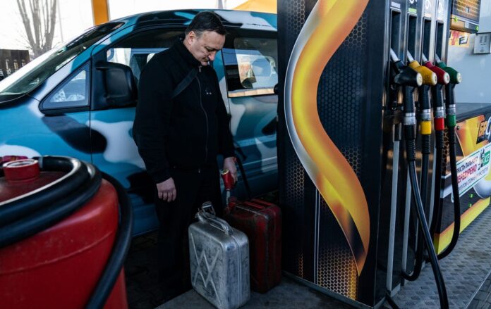 _palne_kanistra_cholovik_gettyimages_1241011891_0d53d8c2547090ded9b18f235a876ebb_1300x820