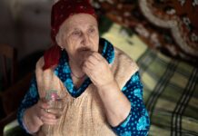 Не втратьте виплати: пенсіонерам за кордоном нагадали про важливий дедлайн