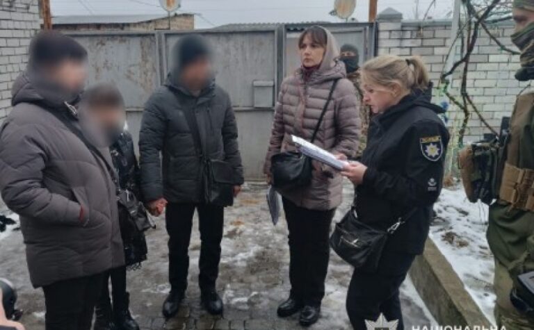 Дітей били, садили на ланцюг і морили голодом: у Дніпрі слідчі повідомили про підозру подружжю за фактом катування дітей у дитячому будинку сімейного типу