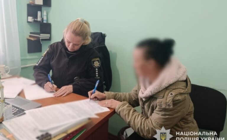 Пограбувала літню жінку: у П’ятихатках поліцейські затримали зловмисницю