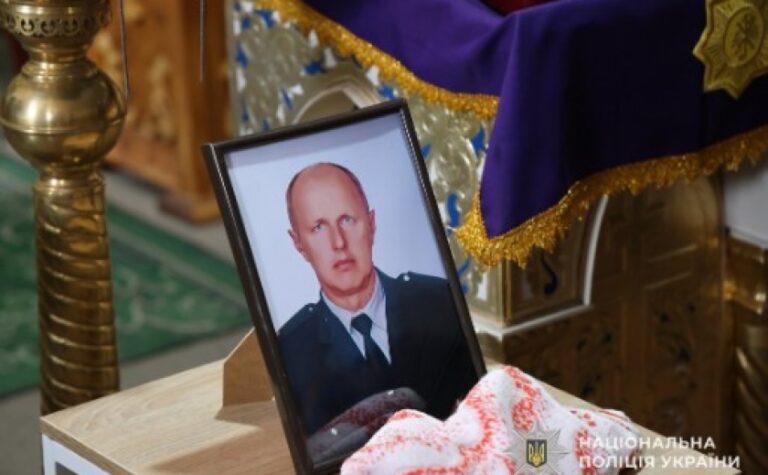 На Дніпропетровщині попрощалися з поліцейським Павлом Балюрою, який загинув внаслідок російського авіаційного удару