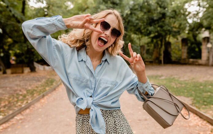 privlekatel_naa_belokuraa_otkrovennaa_zensina_gulaet_v_parke_v_letnem_narade_v_elegantnyh_solncezasitnyh_ockah_i_kosel_ke_fe2c67bc3d9c13d134254223f15490e4_1300x820