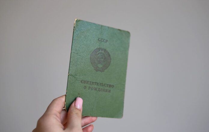 _pro_narodzhennya_srsr_ruka_trimae_foto_rbk_ukrai__na__img_1187_dde3fba1473876b2ba372e85c748bd5f_1300x820