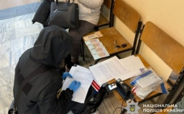 На Дніпропетровщині слідчі повідомили про підозру трьом медикам, які вимагали хабар за встановлення інвалідності військовозобов’язаному