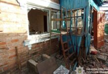 У Нікополі внаслідок ворожого обстрілу загинула літня жінка, є поранений: слідчі зібрали речові докази воєнних злочинів росіян
