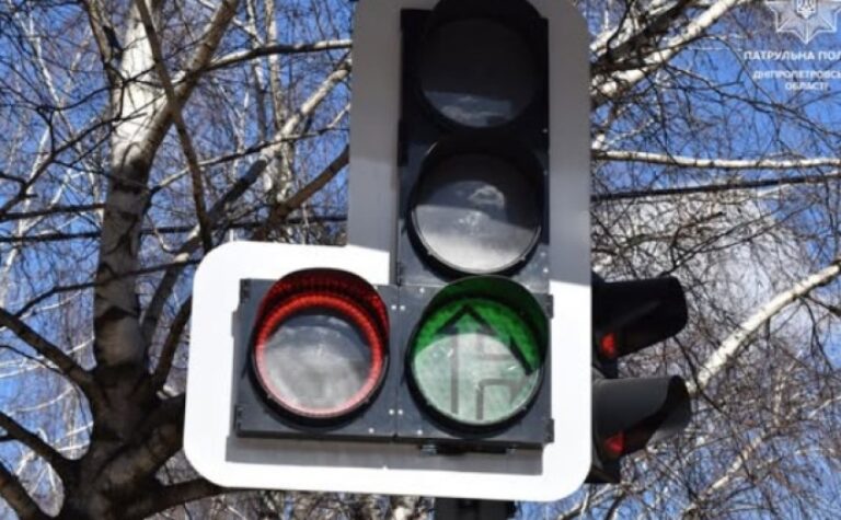 У Дніпрі на перехресті проспекту Олександра Поля та вулиці Улянівської з’явилися нові світлофори