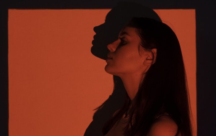 side_view_woman_posing_studio__1__2fd8a341ab035abf1e7900b8f0482e12_1300x820