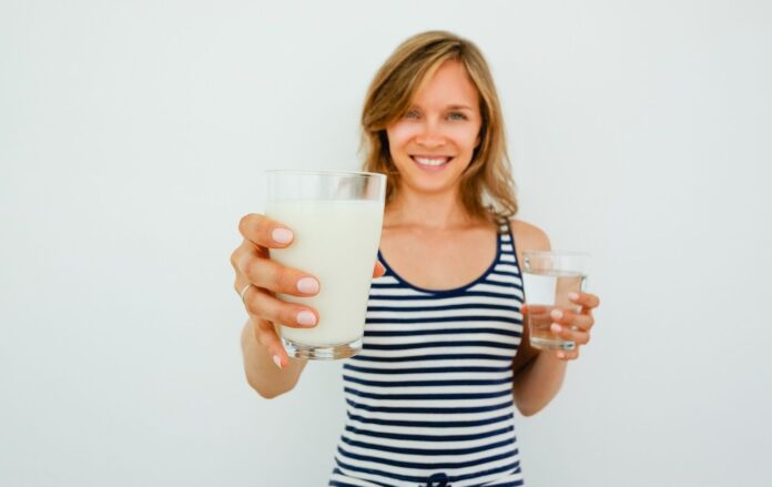 smiling_pretty_woman_offering_glass_milk_3586e314968ac85448a83a5c371cbf95_1300x820