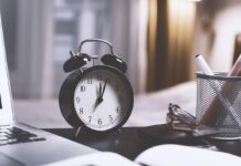 Знову переводимо годинники: чому Україна так і не змогла скасувати “часові гойдалки”