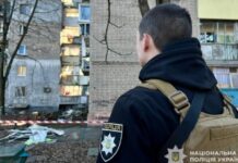 Поліція Дніпра продовжує працювати на місці ворожої атаки та приймати заяви від постраждалих громадян