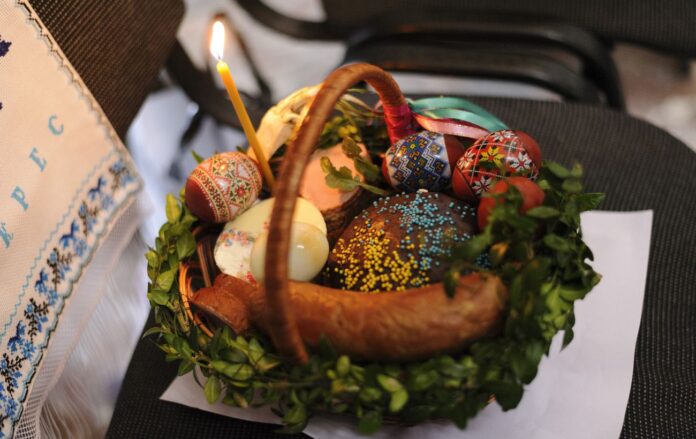 _velikden_tserkva_hram_sluzhba_diti_svichki_osvyachennya__koshik__gettyimages_1482453009_5fa26a9408dec6df113ade2a4c32cb9c_1300x820