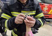 Запорізькі рятувальники надали допомогу дівчинці, палець якої застряг у маховику вентиля
