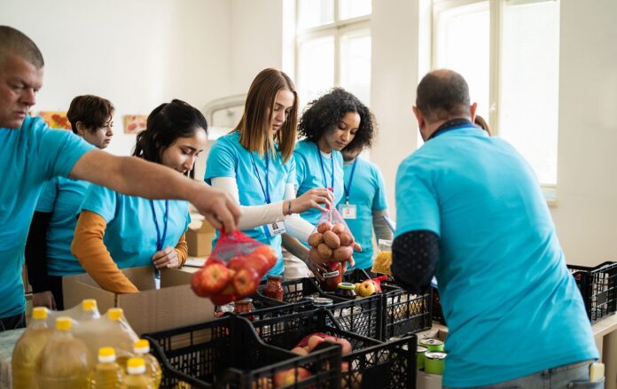 _volonteri_pakuyut_gumanitarku_z_yashchikiv_sini_futbolki_gettyimages_2148549538_cd6bbdc70e1b8377041eda8ab4ca54a6_1300x820