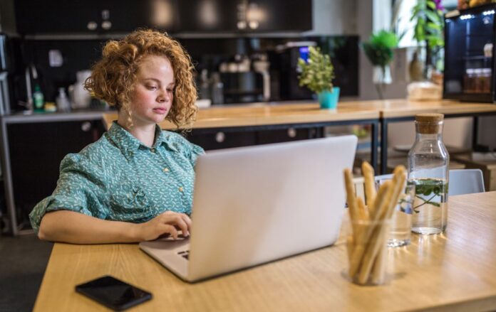 _zhinka_kucheri_bluza_pratsyue_za_stolom_kafe_kav_yarnya__robota_frilans____gettyimages_1164764888_23fad18ca7e8ea206c9e7d9f211989bb_1300x820