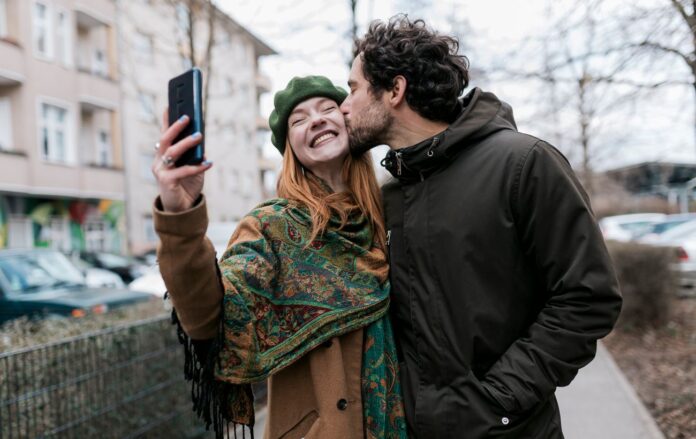 _zhinka_para_pobachennya_selfi_gettyimages_1311112706_ca6aa454eeaaf4e5c452b3d36454caec_1300x820