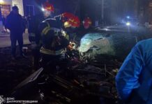 У Жовтих Водах BMW врізався в бетонну опору: пасажирку вирізали з салону