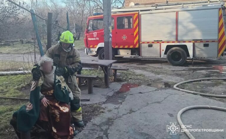 У Кривому Розі під час ліквідації пожежі надзвичайники врятували жінку