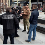 У Дніпрі військовослужбовця підозрюють у вимаганні хабаря за «вплив» на ТЦК