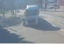 У Кам’янському вантажівка збила мотоцикліста: постраждалого госпіталізовано