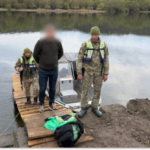 Намагався переплисти крижану річку: на Дністрі затримали чоловіка, який хотів втекти з України