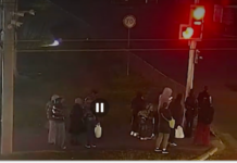 Ледь не вʼїхав у натовп та перекинувся: подробиці ДТП біля ТРЦ «Караван»